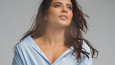 <p>ఐశ్వర్య రాజేష్ ప్రస్తుతం తెలుగు, తమిళ సినిమాలతో బిజీగా మారిపోయింది. మధ్యలో ఇలా సోషల్ మీడియాలో గ్లామర్ షోతో రచ్చలేపుతోంది.</p> (instagram-Aishwarya Rajesh) <p>ఐశ్వర్య రాజేష్ ప్రస్తుతం తెలుగు, తమిళ సినిమాలతో బిజీగా మారిపోయింది. మధ్యలో ఇలా సోషల్ మీడియాలో గ్లామర్ షోతో రచ్చలేపుతోంది.</p> (instagram-Aishwarya Rajesh)