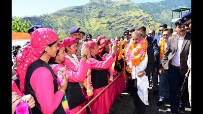 Himachal CM Sukhvinder Singh Sukhu welcomed by the residents in Rampur on Friday. (HT Photo) Himachal CM Sukhvinder Singh Sukhu welcomed by the residents in Rampur on Friday. (HT Photo)