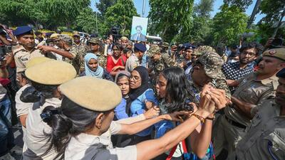 Protesters and police clash at the Ashoka Road crossing. (RAJ K RAJ /HT PHOTO) Protesters and police clash at the Ashoka Road crossing. (RAJ K RAJ /HT PHOTO)