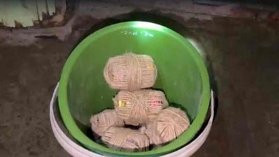 প্রাক্তন তৃণমূল কাউন্সিলরের কার্যালয়ের গুদাম থেকে একসঙ্গে ১২টি তাজা বোমা উদ্ধারের ঘটনায় উত্তেজনা ছড়াল হাওড়ায় প্রাক্তন তৃণমূল কাউন্সিলরের কার্যালয়ের গুদাম থেকে একসঙ্গে ১২টি তাজা বোমা উদ্ধারের ঘটনায় উত্তেজনা ছড়াল হাওড়ায়