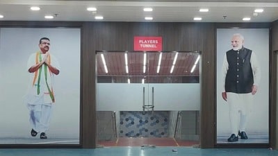 ম্যাচের দুদিন আগে স্টেডিয়ামের প্লেয়ার্স টানেলের দুই পাশে দেখা গিয়েছে প্রধানমন্ত্রী নরেন্দ্র মোদী এবং মুখ্যমন্ত্রী শুভেন্দু অধিকারীর ছবি। ম্যাচের দুদিন আগে স্টেডিয়ামের প্লেয়ার্স টানেলের দুই পাশে দেখা গিয়েছে প্রধানমন্ত্রী নরেন্দ্র মোদী এবং মুখ্যমন্ত্রী শুভেন্দু অধিকারীর ছবি।