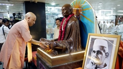 Uttar Pradesh chief minister Yogi Adityanath paying tribute to Mahatma Gandhi at Gandhi Ashram in Hazratganj, Lucknow on Friday (Deepak Gupta/Hindustan Times) Uttar Pradesh chief minister Yogi Adityanath paying tribute to Mahatma Gandhi at Gandhi Ashram in Hazratganj, Lucknow on Friday (Deepak Gupta/Hindustan Times)
