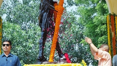 Uttar Pradesh chief minister Yogi Adityanath pays floral tribute to Mahatma Gandhi on his birth anniversary at GPO Hazratganj in Lucknow. (Deepak Gupta/Hindustan Times) Uttar Pradesh chief minister Yogi Adityanath pays floral tribute to Mahatma Gandhi on his birth anniversary at GPO Hazratganj in Lucknow. (Deepak Gupta/Hindustan Times)
