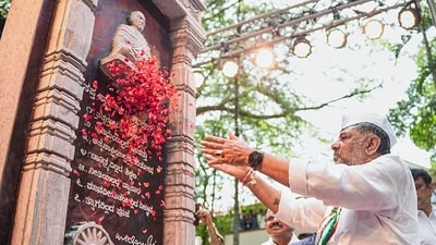 Karnataka chief minister DK Shivakumar showers flower petals to unveil the 'Gandhi Memorial Pillar', sculpted by renowned artist Arun Yogiraj, on the occasion of Gandhi Jayanti at the historic Government College of Fine Arts campus, in Bengaluru (X/@DKShivakumar ) Karnataka chief minister DK Shivakumar showers flower petals to unveil the 'Gandhi Memorial Pillar', sculpted by renowned artist Arun Yogiraj, on the occasion of Gandhi Jayanti at the historic Government College of Fine Arts campus, in Bengaluru (X/@DKShivakumar )