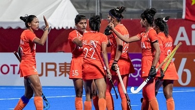 কাটল ৪৪ বছরের খরা! চিনকে হকিতে দুরমুশ করে ভারতের মেয়েরা আনল সোনা (PTI Photo)(PTI10_02_2026_000341B) (PTI) কাটল ৪৪ বছরের খরা! চিনকে হকিতে দুরমুশ করে ভারতের মেয়েরা আনল সোনা (PTI Photo)(PTI10_02_2026_000341B) (PTI)
