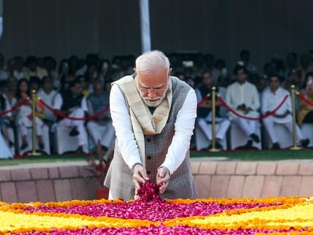 ইডেনের মাঠে প্রধানমন্ত্রীর গাড়িতে করে ঘোরার কর্মসূচিও রাখা হয়েছিল।