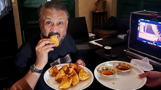 Anubhav Sinha relishing samosas from Gayatri Sweets in Cantt on his visit to Lucknow (Photo: HT)