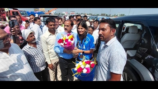 Athlete Parul Chaudhary being welcomed in Meerut on Friday (HT Photo)