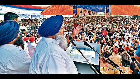 Lashing out at the AAP government, Sukhbir alleged that its self-proclaimed honest image had been exposed and media blitzkrieg would not conceal its corrupt deeds. (HT)