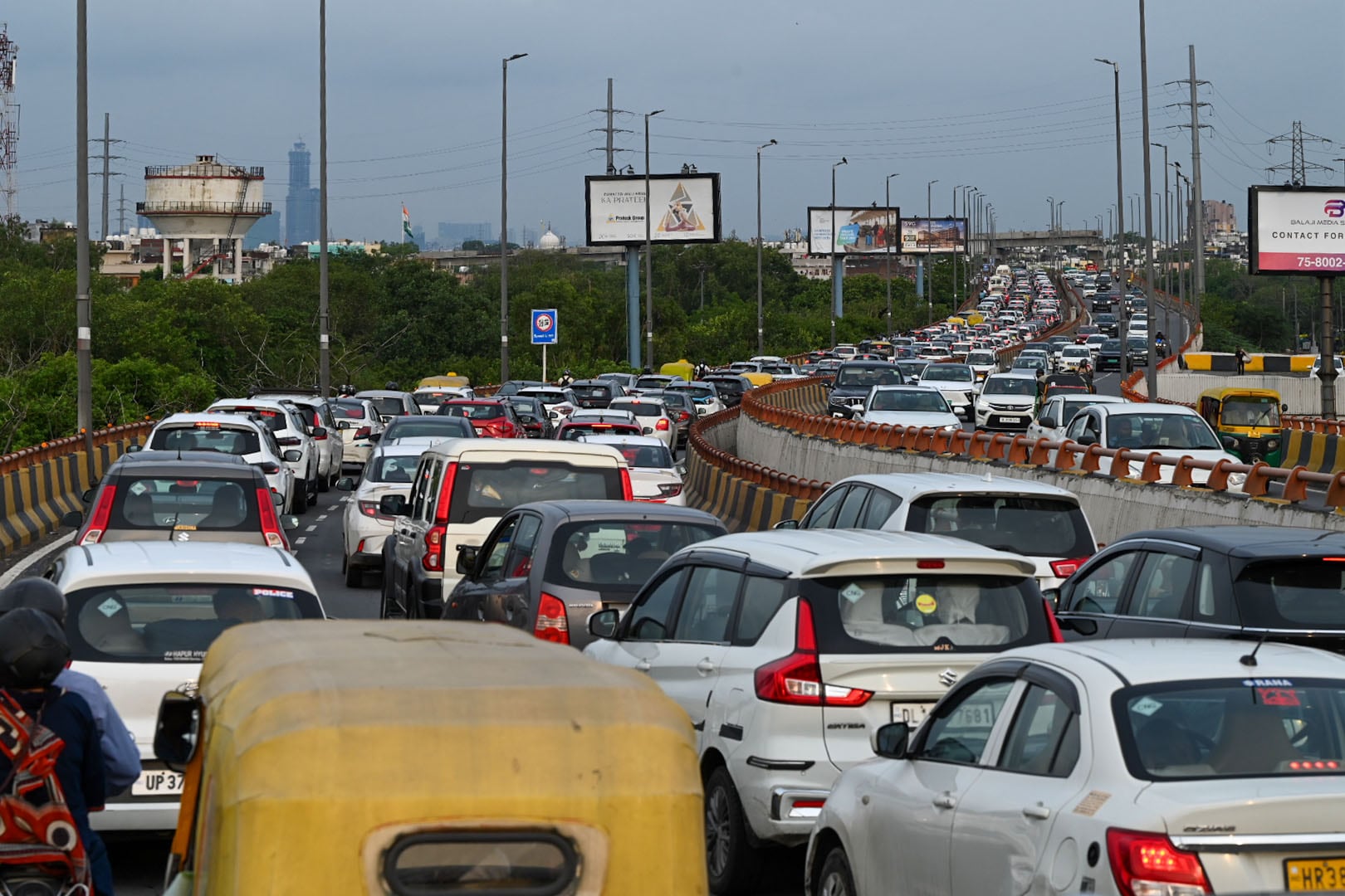 Bumper to bumper traffic on Barapullah elevated road in New Delhi. (Arvind Yadav/HT Photo) Bumper to bumper traffic on Barapullah elevated road in New Delhi. (Arvind Yadav/HT Photo)