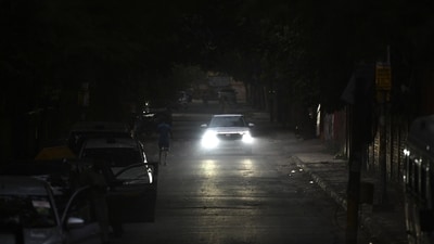 A poorly lit stretch near Lady Shri Ram College (LSR), close to Aastha Kunj park. (Sanchit Khanna/Hindustan Times) A poorly lit stretch near Lady Shri Ram College (LSR), close to Aastha Kunj park. (Sanchit Khanna/Hindustan Times)
