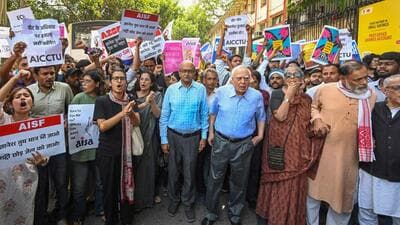 AISA national president Neha Bora, Rajya Sabha MP Kapil Sibal, Swaraj India leader Yogendra Yadav, Supreme Court lawyer Prashant Bhushan and RTI activist Anjali Bhardwaj led the march. (Arvind Yadav/HT Photo)