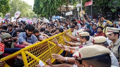 জ্ঞানেশ কুমারের ইস্তফার দাবিতে দ্বিতীয় দিনেও উত্তাল দিল্লি, আটক প্রতিবাদীরা (Ritik Sharma) জ্ঞানেশ কুমারের ইস্তফার দাবিতে দ্বিতীয় দিনেও উত্তাল দিল্লি, আটক প্রতিবাদীরা (Ritik Sharma)