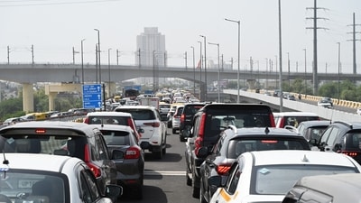 The traffic police had initially suggested that motorists of the locality not use the ramp to climb the Barapullah corridor between 8am and 11am, but with the vehicular flow having considerably increased, the ramp is currently being closed throughout the day. (HT photo)