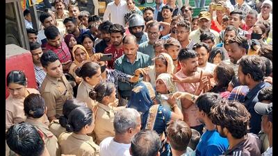 Family members of the deceased woman took her body to the Tila More police station and staged a protest (Sakib Ali / HT)