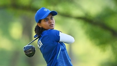 <p>చైనాకు చెందిన యిన్ రుయోనింగ్ (67), సింగపూర్ గోల్ఫర్ షానన్ టాన్ (68) తలో 266 స్కోరుతో సంయుక్తంగా నిలవగా, ప్లేఆఫ్ ద్వారా చైనాకు రజతం, సింగపూర్‌కు కాంస్య పతకాలు దక్కాయి. కేవలం ఒక్క స్ట్రోక్ ఆధిక్యంతో ప్రణవి స్వర్ణాన్ని ఖరారు చేసుకోవడం విశేషం.</p> (REUTERS)
