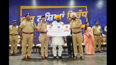 Punjab chief minister felicitating police personnel during an “SHO Milni” at Maharaja Ranjit Singh Academy in Phillaur on Saturday. (HT) Punjab chief minister felicitating police personnel during an “SHO Milni” at Maharaja Ranjit Singh Academy in Phillaur on Saturday. (HT)