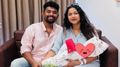 ১১ দিনের ছেলের ছবি ফাঁস করলেন সোহিনী, ভুল শুধরে কী জানালেন বীরপুরুষের মা?