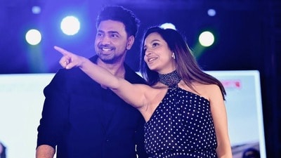 প্রচারমঞ্চে তাঁদের কেমিস্ট্রি যেমন ভক্তদের মন জয় করেছে, তেমনই ফ্যাশন সচেতন অনুরাগীদের আলাদাভাবে নজর কাড়ল শুভশ্রীর স্টাইলিশ আউটফিট। প্রচারমঞ্চে তাঁদের কেমিস্ট্রি যেমন ভক্তদের মন জয় করেছে, তেমনই ফ্যাশন সচেতন অনুরাগীদের আলাদাভাবে নজর কাড়ল শুভশ্রীর স্টাইলিশ আউটফিট।