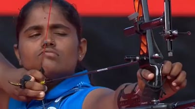 এশিয়ান গেমসে মহিলাদের ব্যক্তিগত রিকার্ভ তিরন্দাজিতে দেশকে ঐতিহাসিক সোনার পদক এনে দিলেন ১৭ বছরের কুমকুম মোহোদ।
