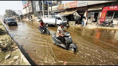 Sewerage water on Tajpur main road near dairy complex C block in Ludhiana on Saturday. (Gurpreet Singh/HT)