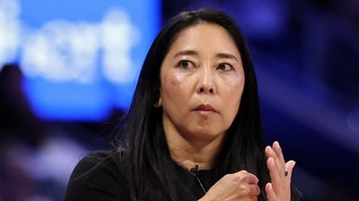 Head coach Natalie Nakase of the Golden State Valkyries appeared to have fainted during the game against Dallas. (Getty Images via AFP)