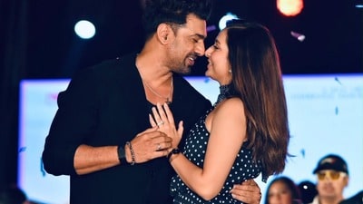 আসন্ন পুজোয় বহুল প্রতীক্ষিত বাংলা সিনেমা ‘দেশু৭’ (DeShu7)-এর প্রচার ঘিরে রাজ্যজুড়ে উত্তেজনা তুঙ্গে। এই ছবির সবচেয়ে বড় চমক হলো— এটি দেব-শুভশ্রী জুটির ৭ নম্বর সিনেমা এবং ছবিটি পরিচালনা করছেন খোদ টলিউড সুপারস্টার দেব (Dev)! শিলিগুড়ি এবং শ্রীরামপুরে ব্যাপক সাড়া ফেলার পর এবার দুর্গাপুরের মঞ্চে একসঙ্গে হাজির জনপ্রিয় অন-স্ক্রিন জুটি দেব এবং শুভশ্রী। (ছবি সৌজন্যে- ইনস্টাগ্রাম/ শুভশ্রী) আসন্ন পুজোয় বহুল প্রতীক্ষিত বাংলা সিনেমা ‘দেশু৭’ (DeShu7)-এর প্রচার ঘিরে রাজ্যজুড়ে উত্তেজনা তুঙ্গে। এই ছবির সবচেয়ে বড় চমক হলো— এটি দেব-শুভশ্রী জুটির ৭ নম্বর সিনেমা এবং ছবিটি পরিচালনা করছেন খোদ টলিউড সুপারস্টার দেব (Dev)! শিলিগুড়ি এবং শ্রীরামপুরে ব্যাপক সাড়া ফেলার পর এবার দুর্গাপুরের মঞ্চে একসঙ্গে হাজির জনপ্রিয় অন-স্ক্রিন জুটি দেব এবং শুভশ্রী। (ছবি সৌজন্যে- ইনস্টাগ্রাম/ শুভশ্রী)