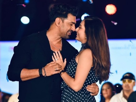 আসন্ন পুজোয় বহুল প্রতীক্ষিত বাংলা সিনেমা ‘দেশু৭’ (DeShu7)-এর প্রচার ঘিরে রাজ্যজুড়ে উত্তেজনা তুঙ্গে। এই ছবির সবচেয়ে বড় চমক হলো— এটি দেব-শুভশ্রী জুটির ৭ নম্বর সিনেমা এবং ছবিটি পরিচালনা করছেন খোদ টলিউড সুপারস্টার দেব (Dev)! শিলিগুড়ি এবং শ্রীরামপুরে ব্যাপক সাড়া ফেলার পর এবার দুর্গাপুরের মঞ্চে একসঙ্গে হাজির জনপ্রিয় অন-স্ক্রিন জুটি দেব এবং শুভশ্রী।