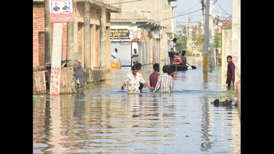 A flooded street in Faizullahganj area of Lucknow (HT Photo)