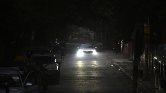A poorly lit stretch near Lady Shri Ram College (LSR), close to Aastha Kunj park. (Sanchit Khanna/Hindustan Times)