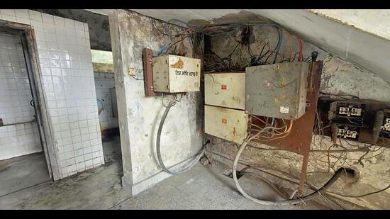 Across other sections of the building, dangling wires, deteriorating ceilings, and poorly kept rooms compound the hazardous environment. (HT)