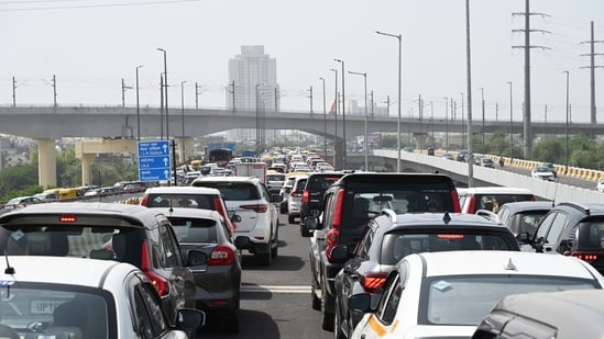 The traffic police had initially suggested that motorists of the locality not use the ramp to climb the Barapullah corridor between 8am and 11am, but with the vehicular flow having considerably increased, the ramp is currently being closed throughout the day.