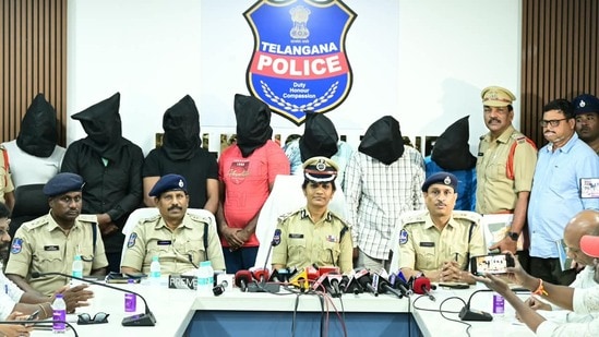 ముగ్గురు సైనిక ఉద్యోగులతో సహా ఏడుగురి అరెస్ట్