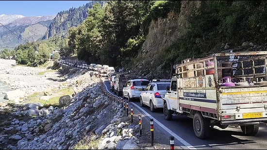 Long queue of cars and vehicles on the mountain road along the river as Manali experiences heavy tourist rush during the long weekend, in Manali on Saturday. (ANI Video Grab)