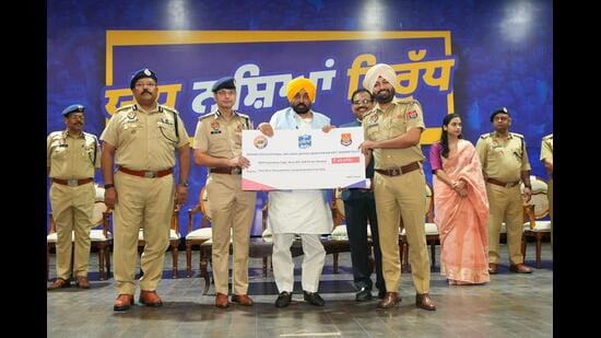 Punjab chief minister felicitating police personnel during an “SHO Milni” at Maharaja Ranjit Singh Academy in Phillaur on Saturday. (HT)