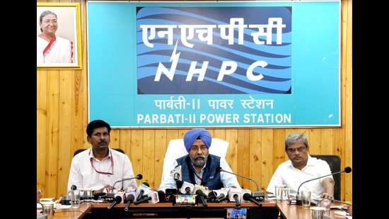 Ranjeet Singh (centre), GM of the NHPC Parbati-II power station, addressing the media on Saturday . (Aqil Khan/HT)