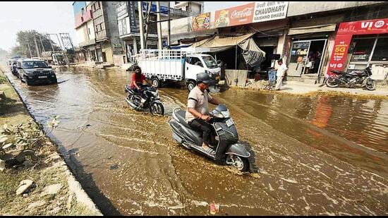 Sewerage water on Tajpur main road near dairy complex C block in Ludhiana on Saturday. (Gurpreet Singh/HT)