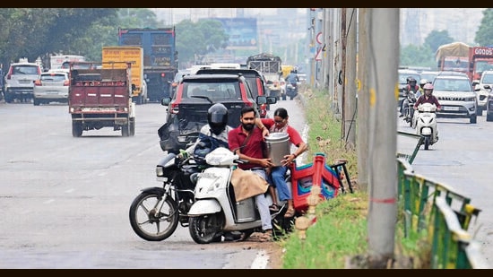 The unauthorised road cuts along the Airport Road in Mohali. GMADA, the authority responsible for maintaining infrastructure on this stretch, turns a blind eye. (Sanjeev Sharma/HT)