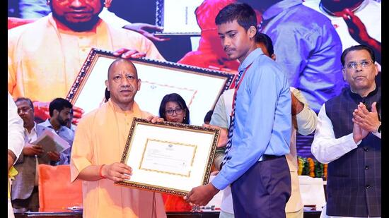 Uttar Pradesh CM Yogi Adityanath giving a certificate to a student at an event in Lucknow on October 3. (HT photo)