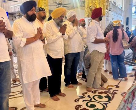 Newly appointed Punjab Congress chief Pargat Singh (in yellow turban) paying obeisance at Bangla Sahib Gurdwara in New Delhi on Saturday. (X) Newly appointed Punjab Congress chief Pargat Singh (in yellow turban) paying obeisance at Bangla Sahib Gurdwara in New Delhi on Saturday. (X)