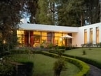 Built in 2007 by French-Canadian architect Dominic Dube, this home is proof that quiet luxury can be just glass, wood, and concrete, with nature leading the way. (Instagram/ archpro.live)