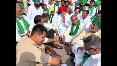 A Haryana government official listens to the grievances raised by farmer leader Rakesh Tikait and others during the blockade in Yamunanagar on Sunday. (HT Photo)