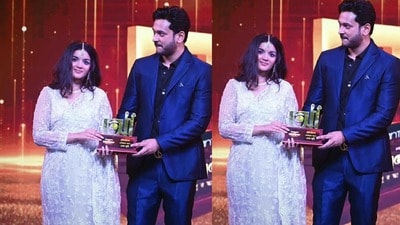ফের একফ্রেমে লাজবন্তী! হাতে ৩টে পুরস্কার, সেরা জুটির সম্মান পেল সাইনা-সোমরাজ ফের একফ্রেমে লাজবন্তী! হাতে ৩টে পুরস্কার, সেরা জুটির সম্মান পেল সাইনা-সোমরাজ