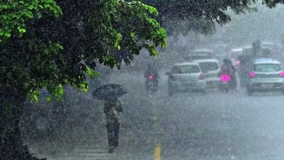 <p>హైదరాబాద్ వాతావరణ కేంద్రం తెలిపిన వివరాల ప్రకారం…. తెలంగాణలోని పలు జిల్లాల్లో ఉరుములు, మెరుపులతో పాటు గంటకు 30 నుంచి 40 కిలోమీటర్ల వేగంతో ఈదురుగాలులు వీచే అవకాశం ఉందని తెలిపింది. </p><p> </p> <p>హైదరాబాద్ వాతావరణ కేంద్రం తెలిపిన వివరాల ప్రకారం…. తెలంగాణలోని పలు జిల్లాల్లో ఉరుములు, మెరుపులతో పాటు గంటకు 30 నుంచి 40 కిలోమీటర్ల వేగంతో ఈదురుగాలులు వీచే అవకాశం ఉందని తెలిపింది. </p><p> </p>