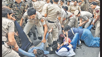 Police personnel detain members of the AISA, SFI, and other student organisations during a protest on October 4 (Arvind Yadav/HT) Police personnel detain members of the AISA, SFI, and other student organisations during a protest on October 4 (Arvind Yadav/HT)