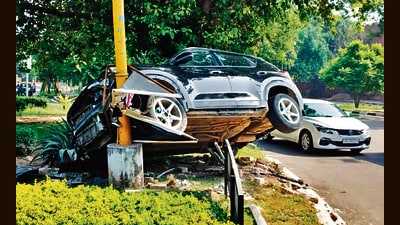 The Sector 7-19 roundabout where a car hit a pole in Chandigarh on Sunday. (Keshav Singh/HT) The Sector 7-19 roundabout where a car hit a pole in Chandigarh on Sunday. (Keshav Singh/HT)