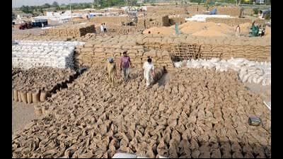The association demanded that rent be paid based on the actual quantity of foodgrains stored. (HT File) The association demanded that rent be paid based on the actual quantity of foodgrains stored. (HT File)