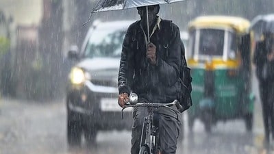 <p>తెలుగు రాష్ట్రాల్లో రాబోయే కొద్దిరోజుల పాటు వాతావరణం మారనుంది. ఆంధ్రప్రదేశ్, తెలంగాణలోని పలు ప్రాంతాల్లో ఉరుములు, మెరుపులు, ఈదురుగాలులతో కూడిన మోస్తరు వర్షాలు కురిసే సూచనలున్నాయని వాతావరణశాఖ అంచనా వేసింది.</p> <p>తెలుగు రాష్ట్రాల్లో రాబోయే కొద్దిరోజుల పాటు వాతావరణం మారనుంది. ఆంధ్రప్రదేశ్, తెలంగాణలోని పలు ప్రాంతాల్లో ఉరుములు, మెరుపులు, ఈదురుగాలులతో కూడిన మోస్తరు వర్షాలు కురిసే సూచనలున్నాయని వాతావరణశాఖ అంచనా వేసింది.</p>