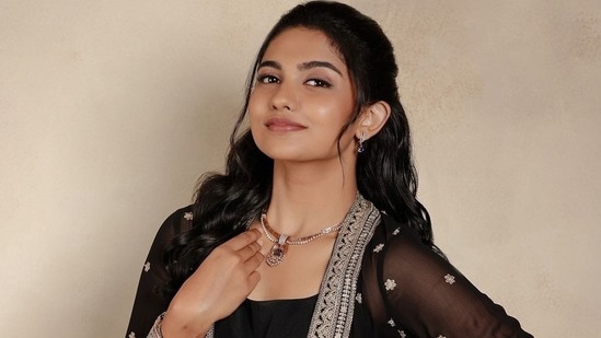 మమితా బైజు ట్రిపుల్ ధమాకా.. మూడు ఓటీటీల్లో ట్రెండింగ్ నంబర్ వన్ గా ఆమె సినిమాలే.. క్రేజ్ అదుర్స్!
