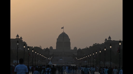 CAQM flagged 17 violations involving road dust and construction waste during inspections of 25 stretches across Delhi’s Inner and Outer Ring Road. (Sanjeev Verma/Hindustan Times)